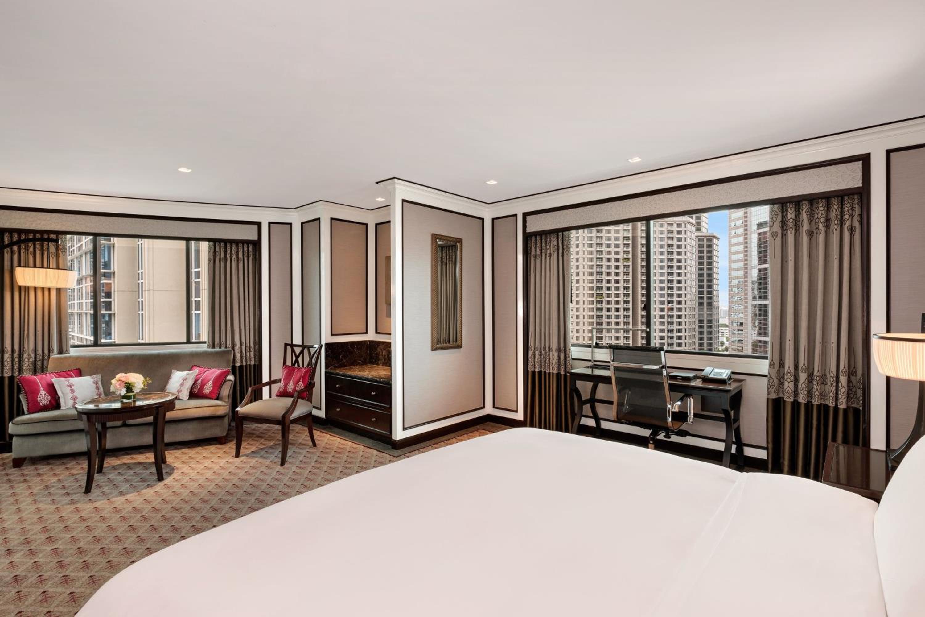 Athenee, Guest Room, Prestige, King Bed, City View, Corner، THE ATHENEE HOTEL, A LUXURY COLLECTION HOTEL BANGKOK 3/8