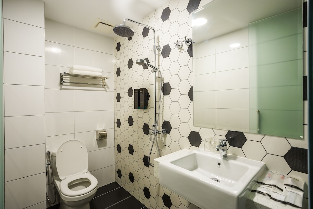 Manhattan Business Hotel TTDI 12/42