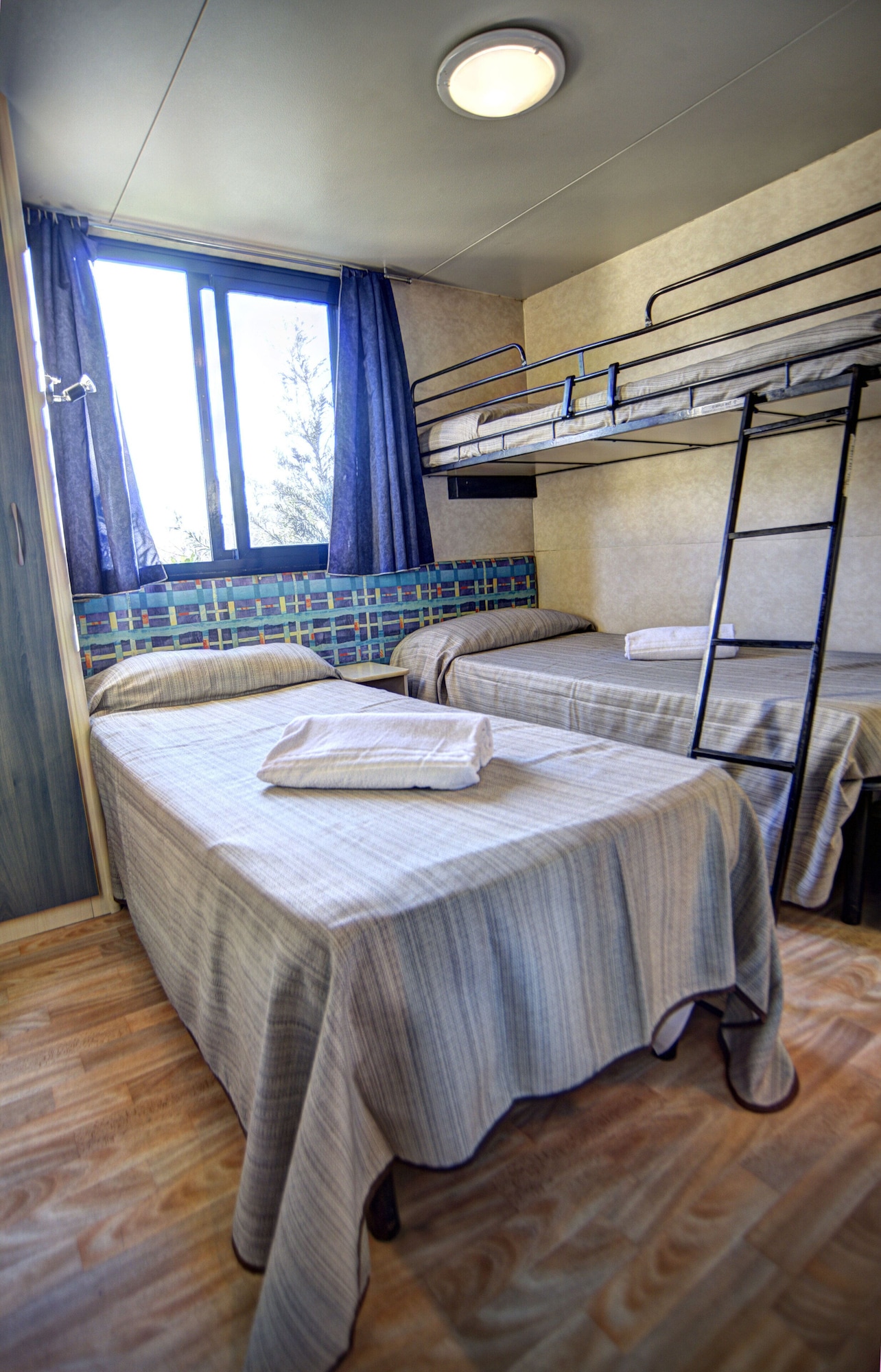 2 BEDROOMS, FAMILY, BUNGALOW, KITCHENETTE