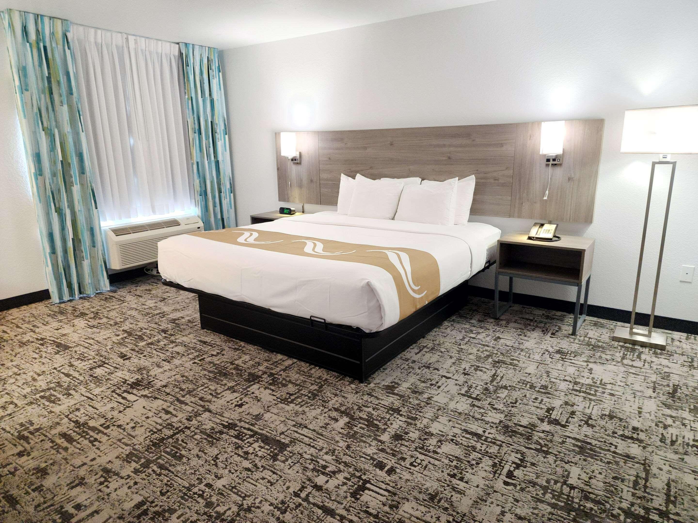ROOM, KING BED