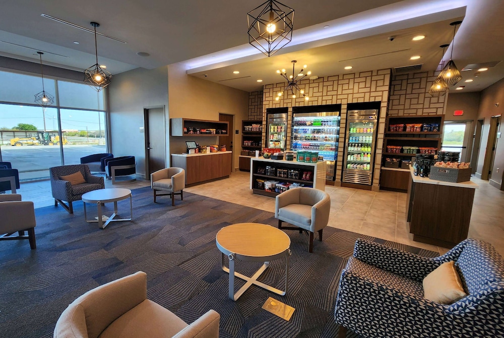 La Quinta Inn and Suites by Wyndham Del Rio 40/65