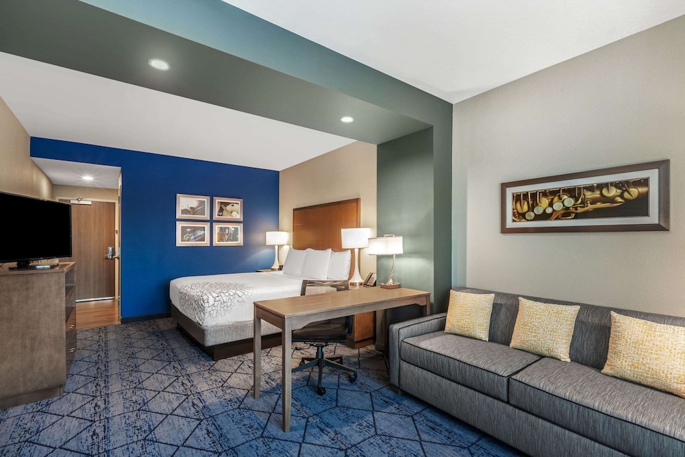 La Quinta Inn & Suites by Wyndham Kansas City Beacon Hill 16/44