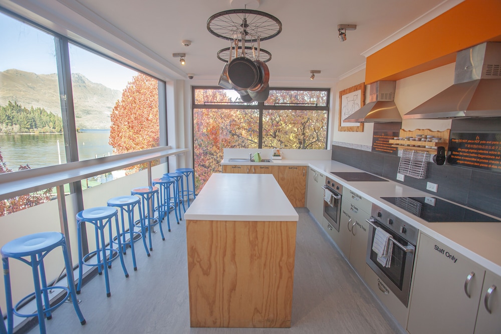 Absoloot Queenstown Backpackers 35/50