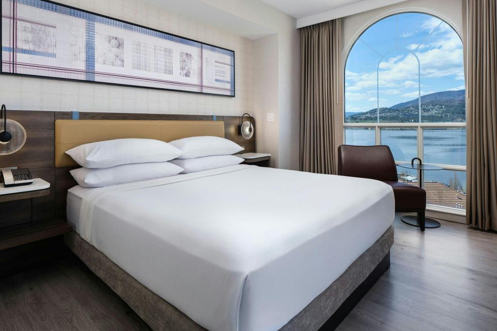 1 Bedroom, Suite, King Bed, Lake Side, Lake View, Sofa, Balcony