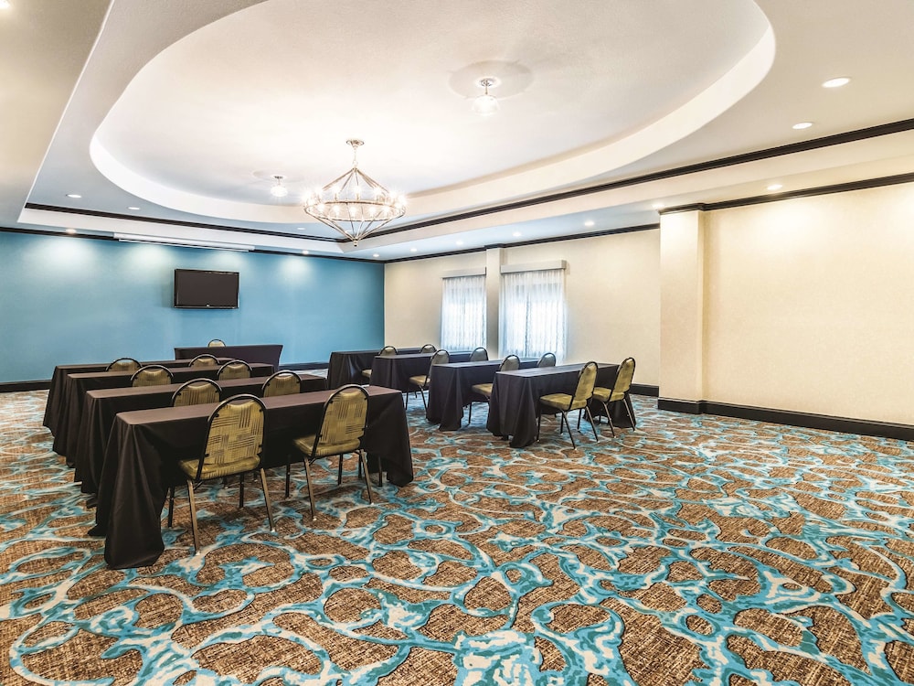 La Quinta Inn & Suites by Wyndham Dallas Grand Prairie South 38/44