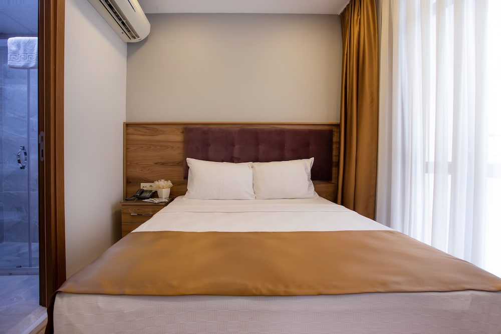 West Palace Hotel 15/50