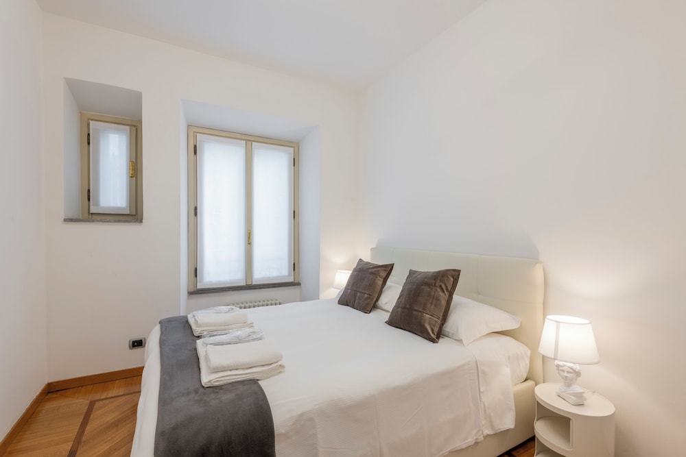 Suite, 2 Queen Beds, Sofa, Milan Royal Suites Magenta Luxury Apartments 5/10