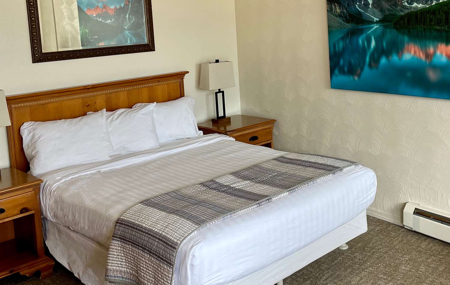 Room, Queen Bed, Partial Lake View