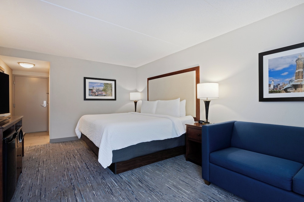 Holiday Inn Express and Suites Cincinnati Riverfront, an IHG Hotel 19/64