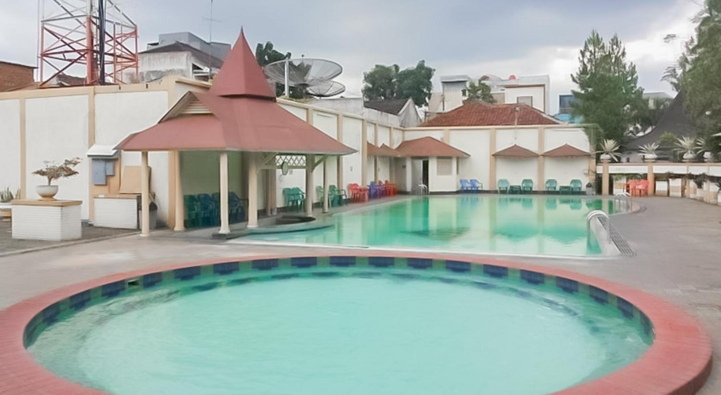 Crown Hotel Tasikmalaya 45/54