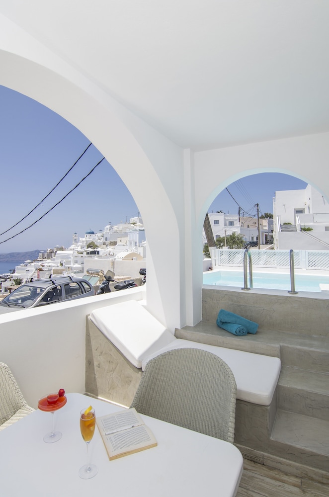 Aqua Luxury Suites 56/75