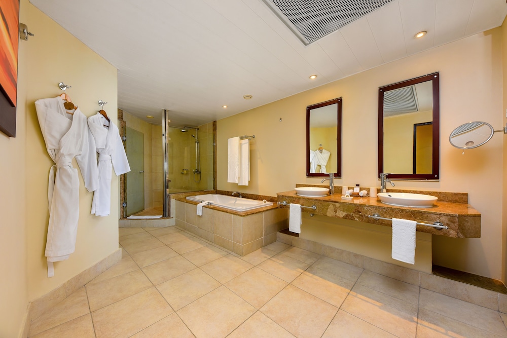 Victoria Beachcomber Resort and Spa 37/54