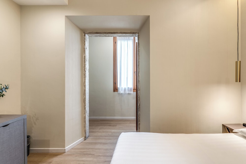 Flower Garden Hotel 23/47