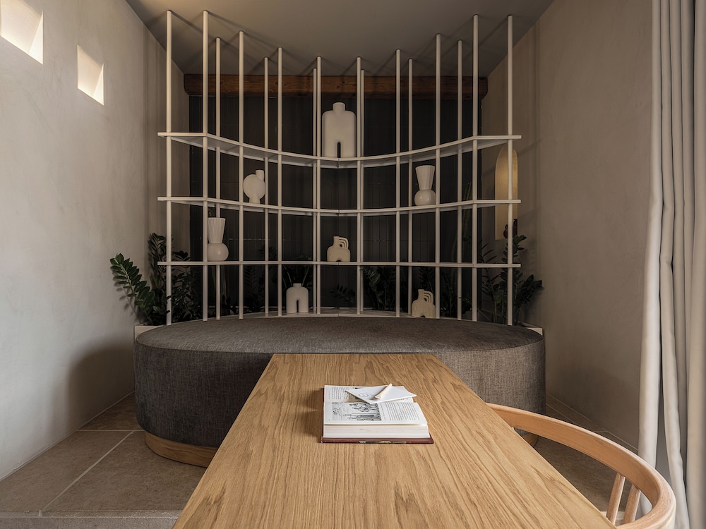 The Theodore Boutique Hotel 30/50