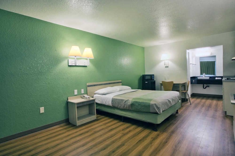 Motel6 Tallahassee, FL - Downtown 24/59