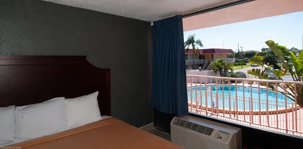 Express Inn & Suites - 5 Miles from St Petersburg Clearwater Airport 27/43