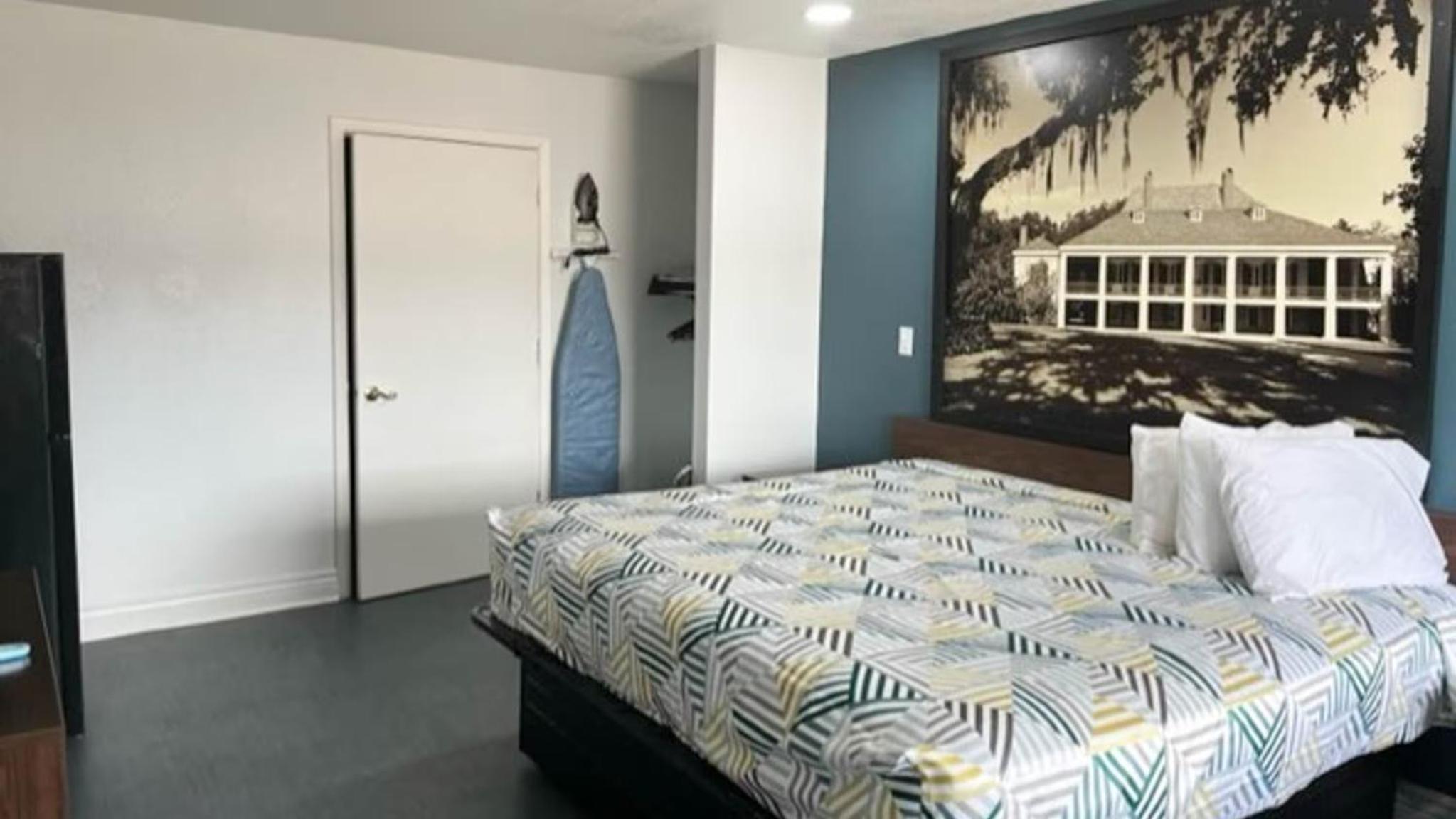 1 King Bed - Smoking, Micfridge