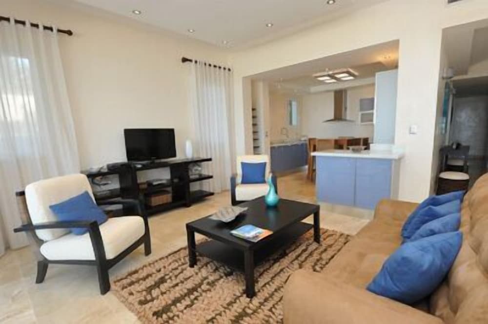 WATERMARK LUXURY OCEANFRONT ALL SUITE HOTEL 38/56