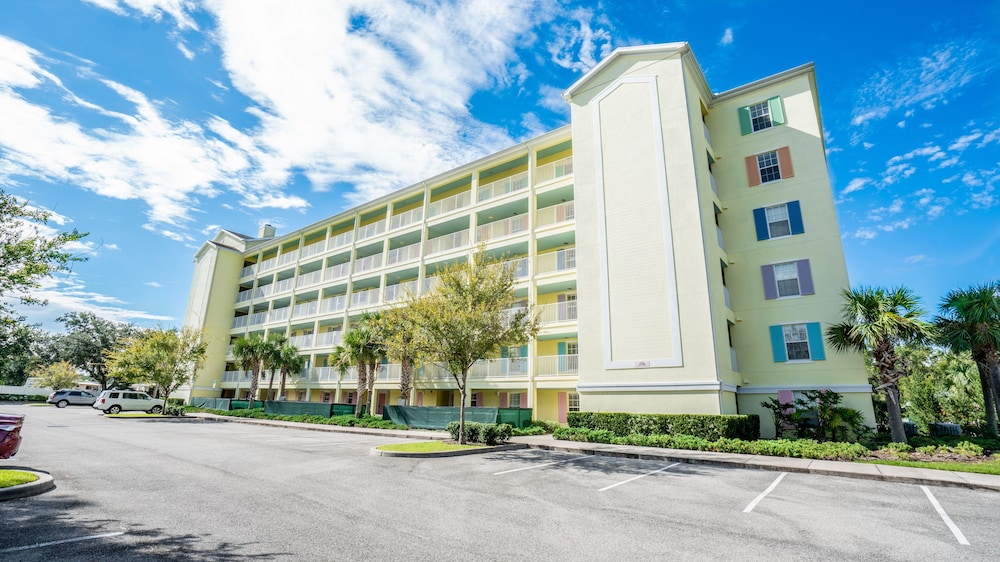 Barefoot Suites 1/69