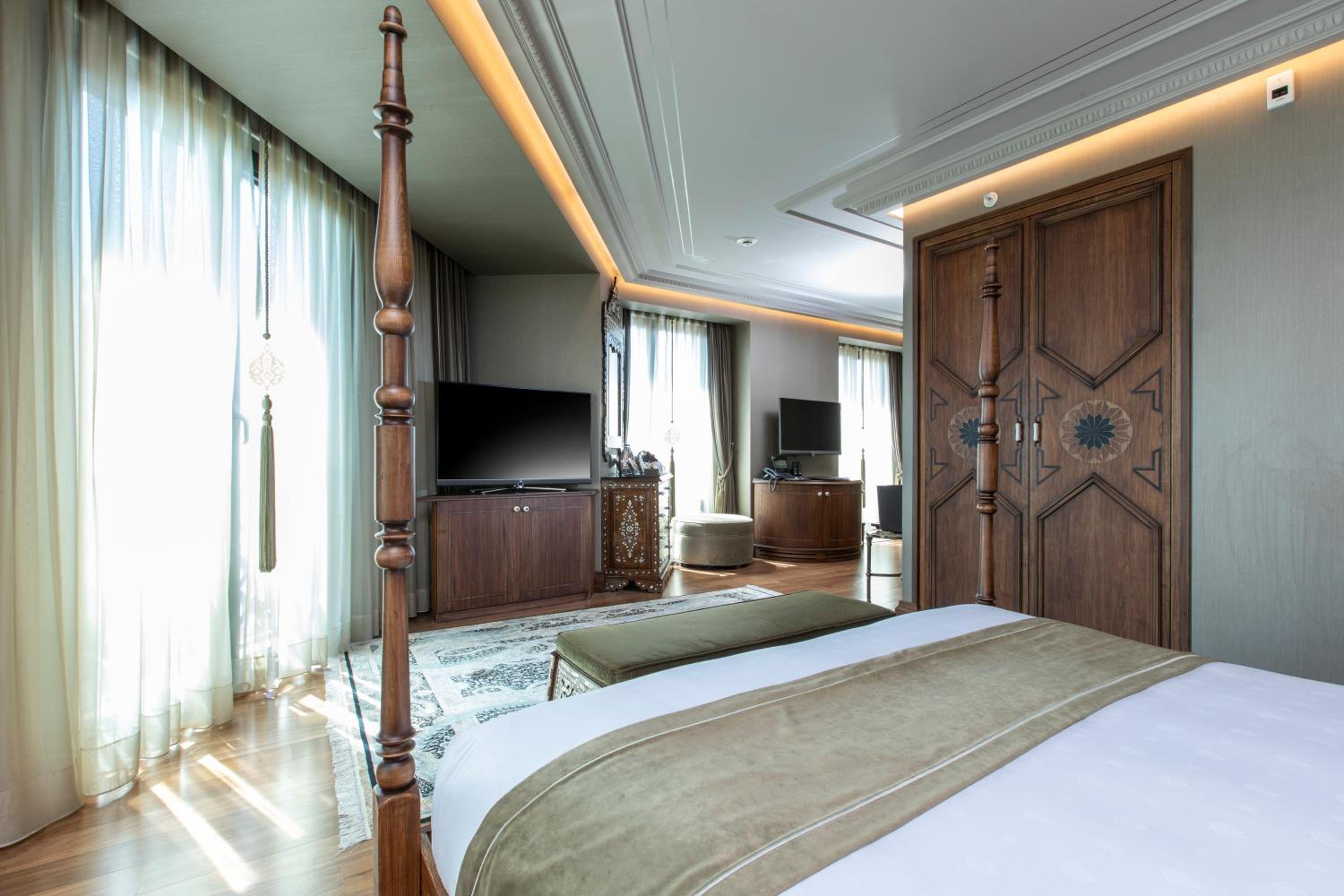 Suite, Street View, Corner