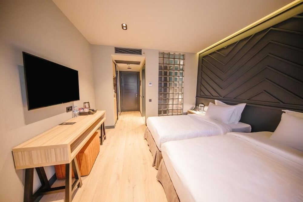 STANDARD, DOUBLE OR TWIN BED, CITY VIEW