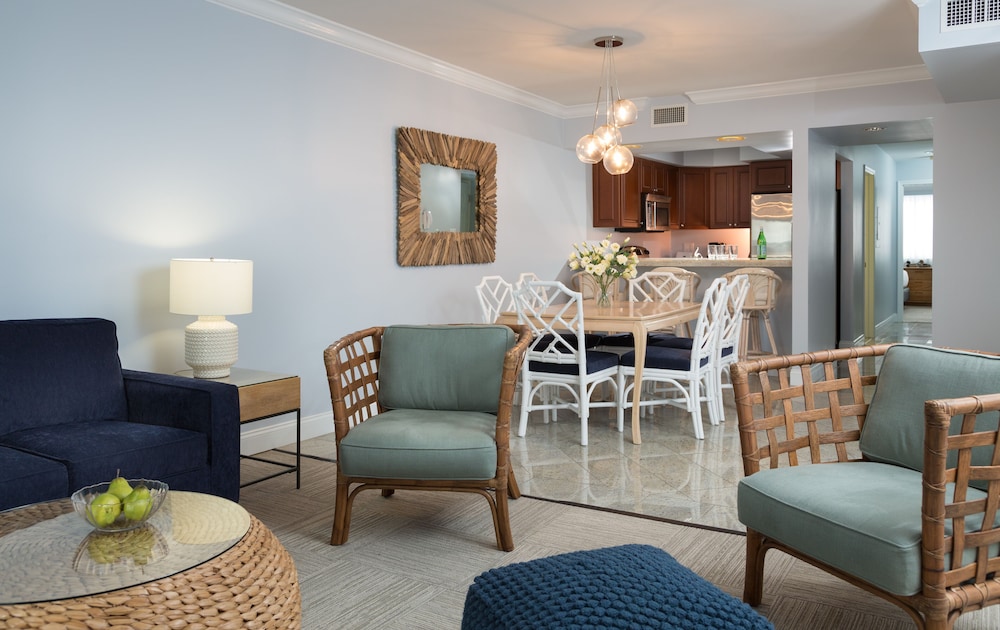 La Mer Beachfront Inn 34/38