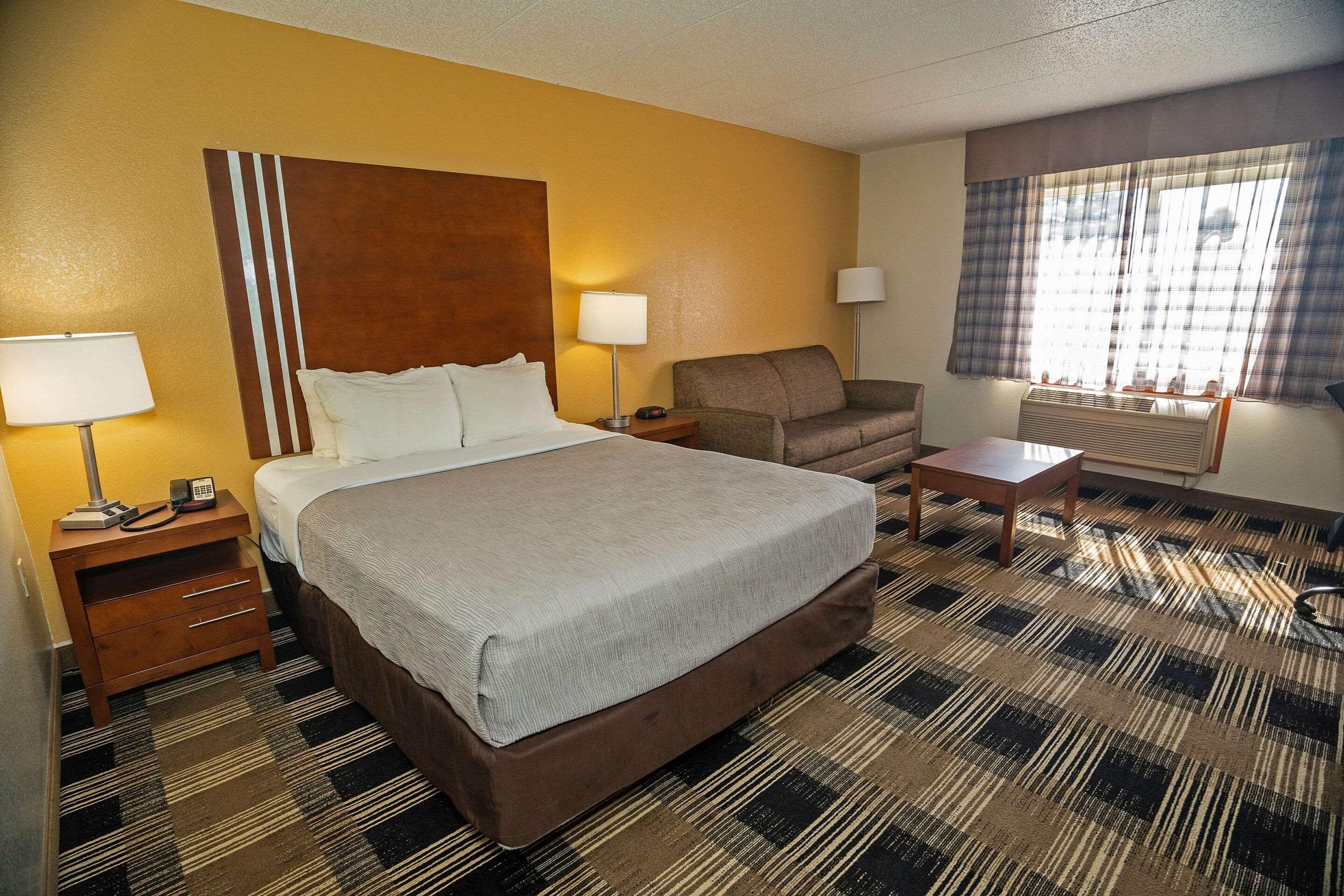 ROOM, QUEEN BED