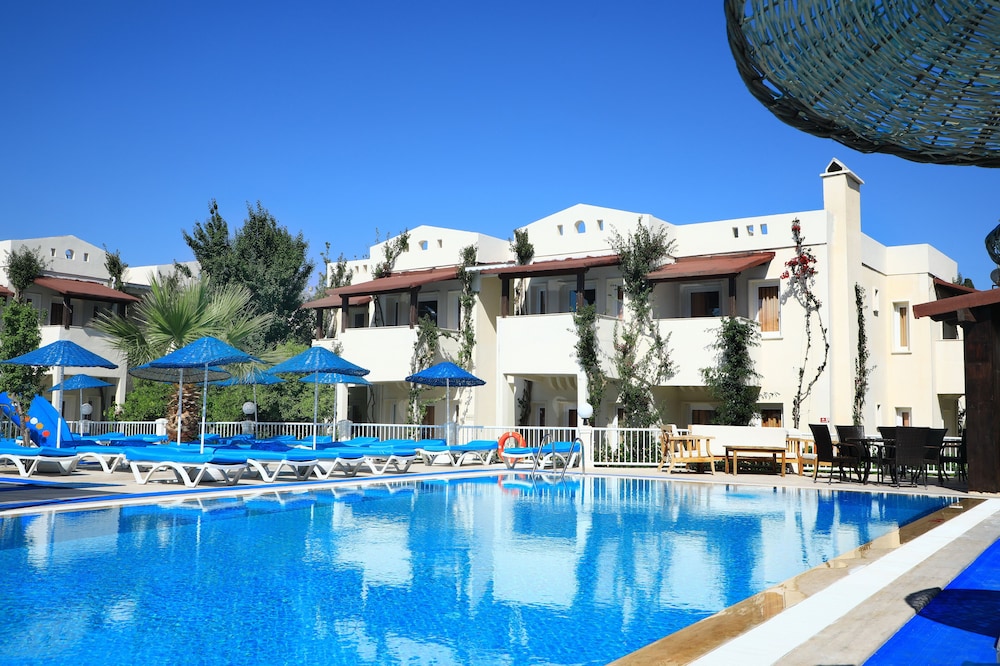 Summer Garden Suites And Beach Hotel 5/59
