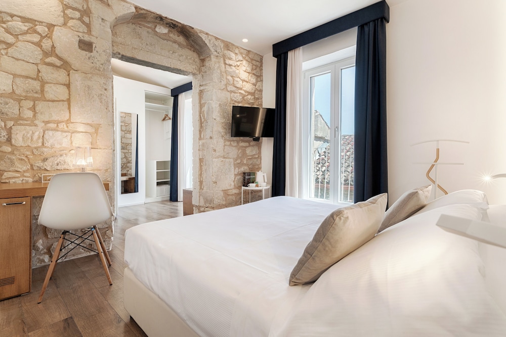 Deluxe, Double or Twin Bed, Balcony 9/10
