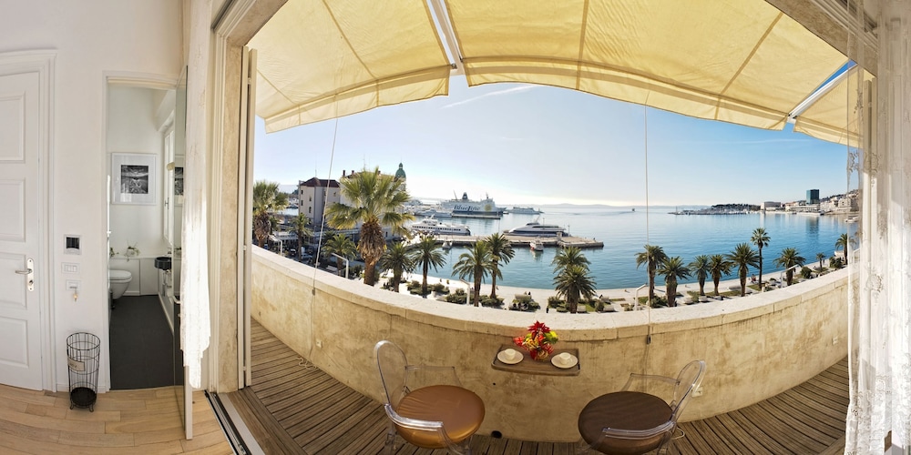 Riva Luxury Suites 24/50