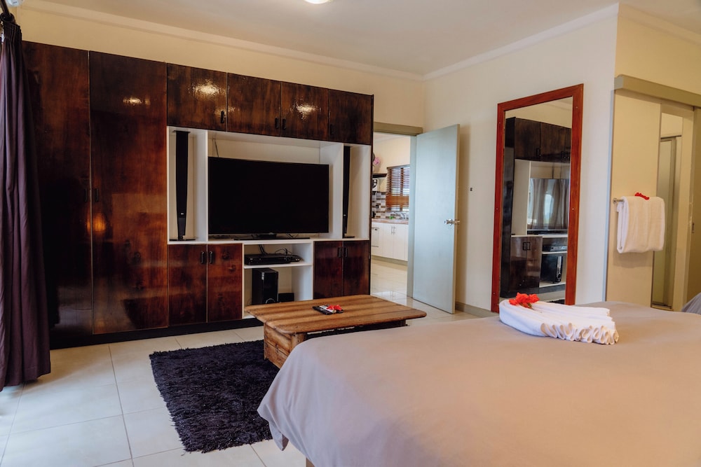 Smugglers Cove Beach Resort and Hotel 17/50