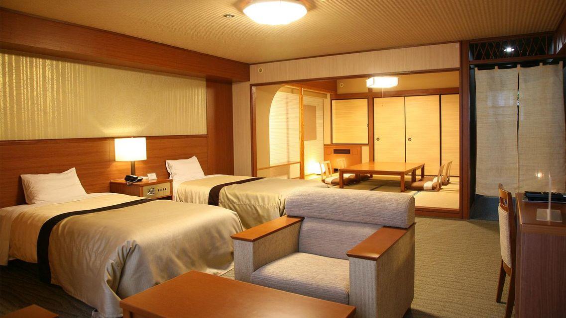 Deluxe, Twin Beds, 4 Futon Beds
