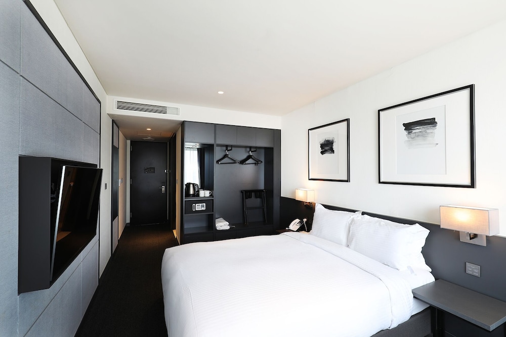 Premier, Queen Bed, Pool Access