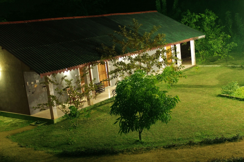 Green Hut Hotel And Restaurant. 40/50