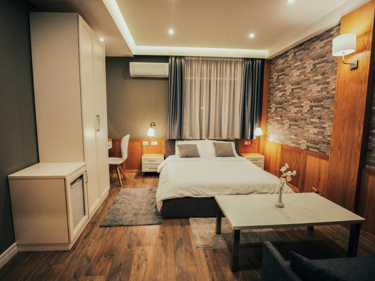 Hotel Romeo 23/59