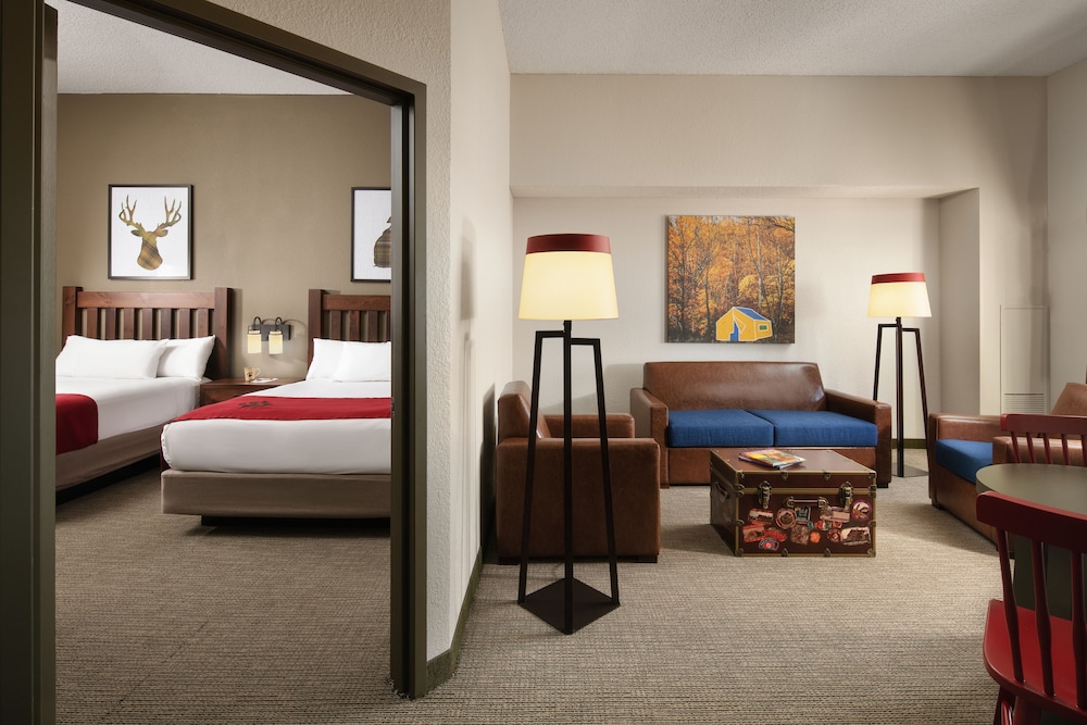 Grizzly Bear, Water, Suite, 3 Queen Beds, Sofa
