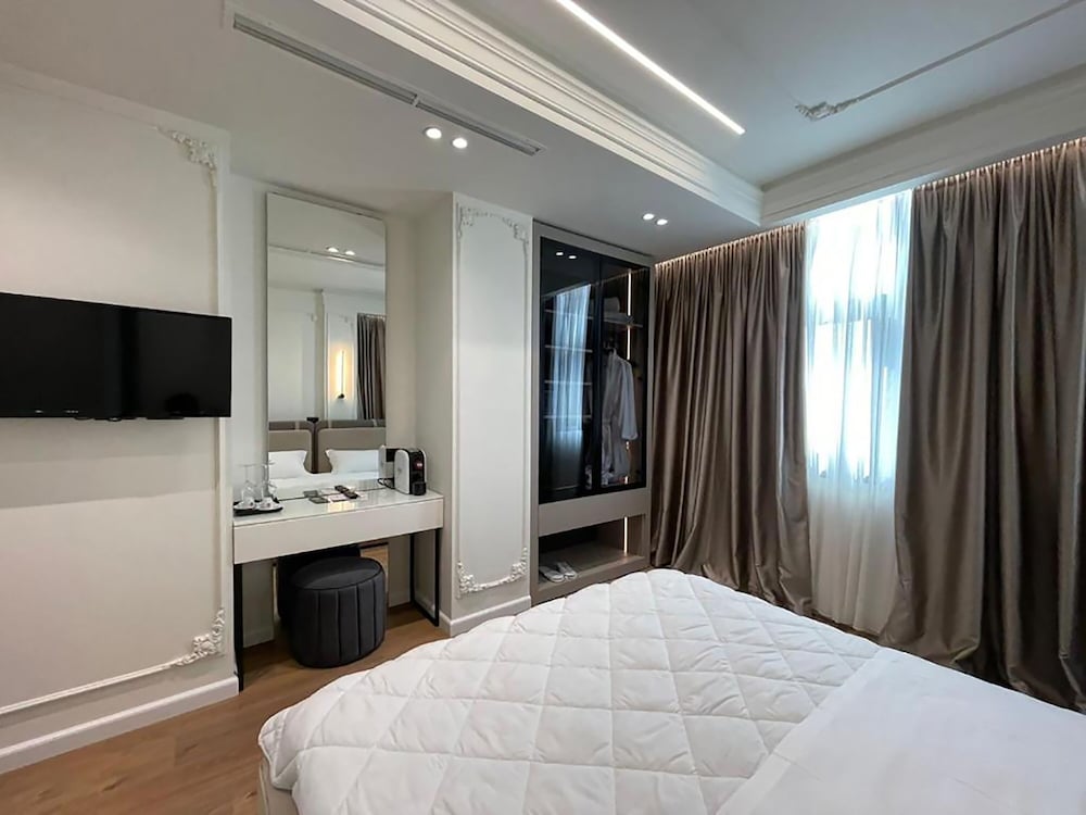 Hotel Adore 40/60