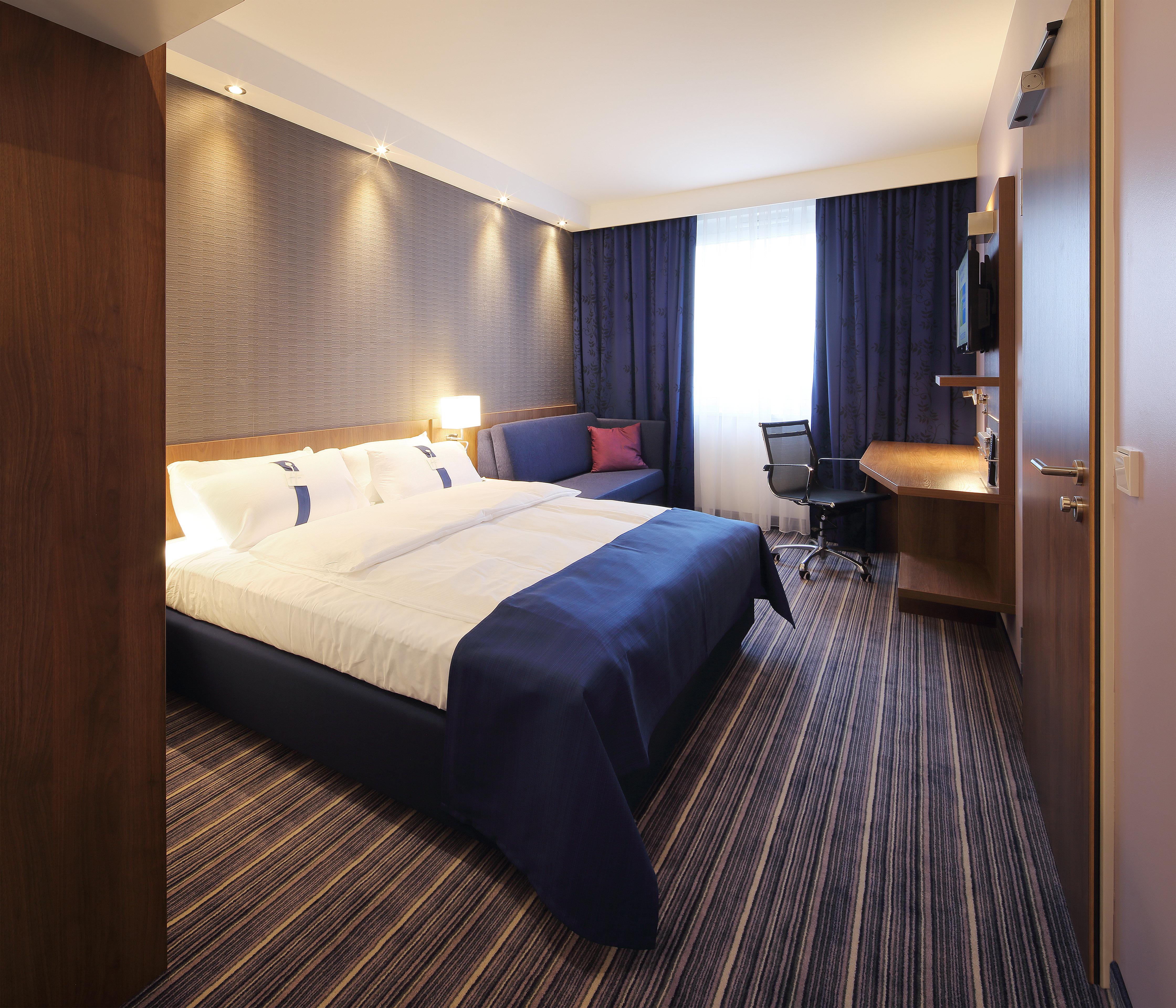 غرفة بسرير كوين، Holiday Inn Express Friedrichshafen 3/7