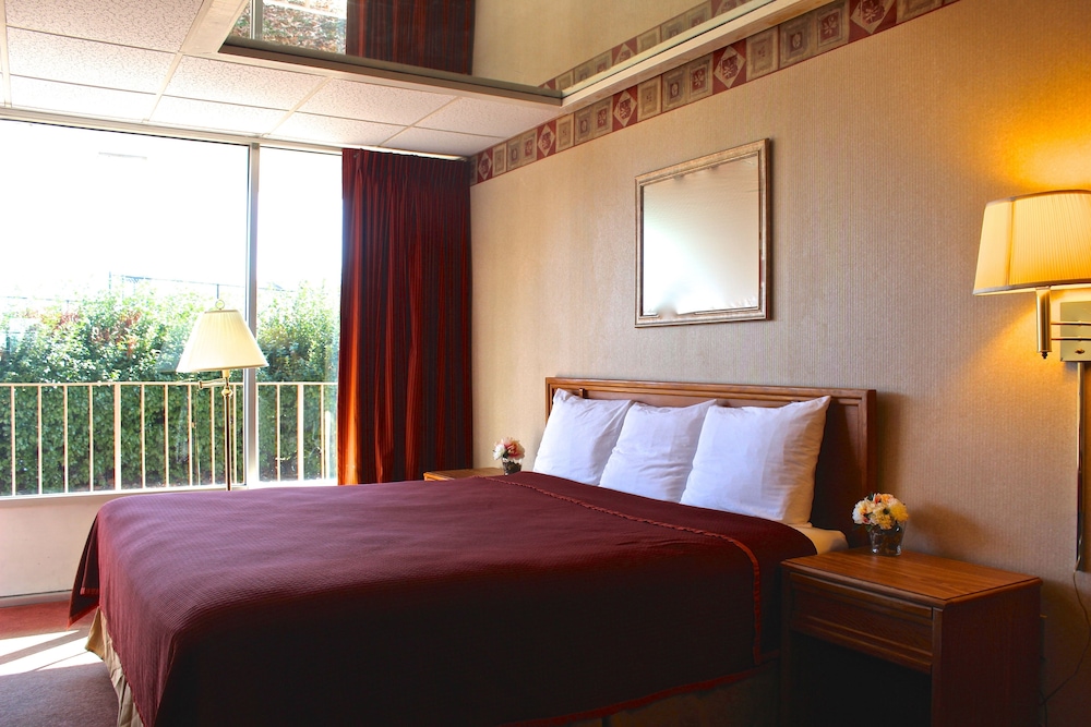 Regency Inn 15/33