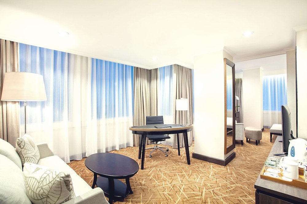 Menara Peninsula Hotel 43/46