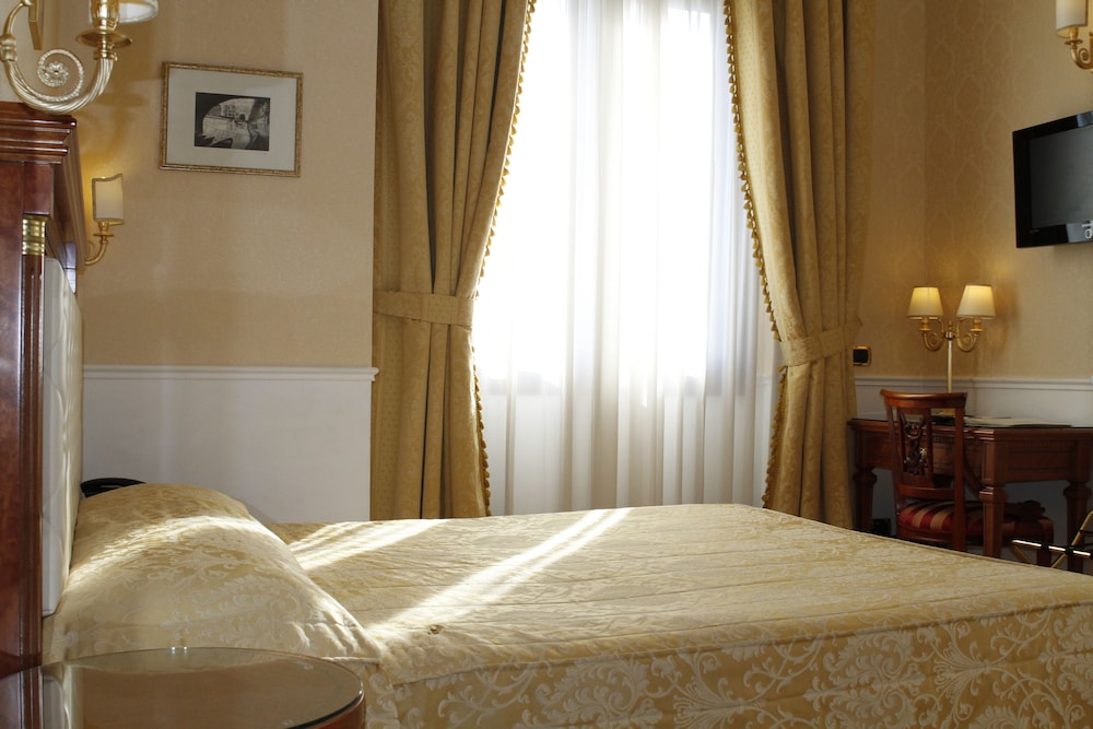 DOUBLE ROOM