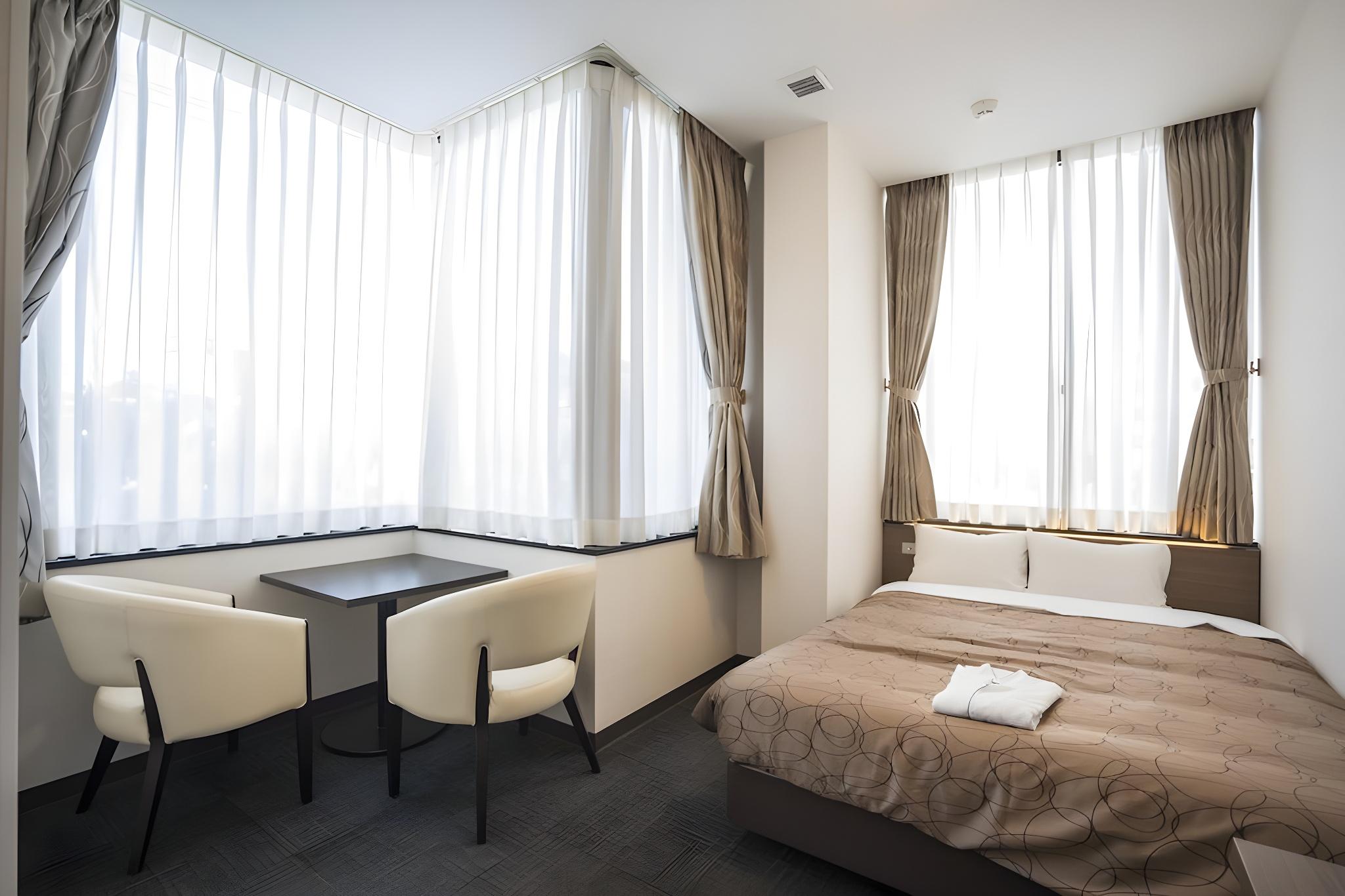 Moderate, King Bed