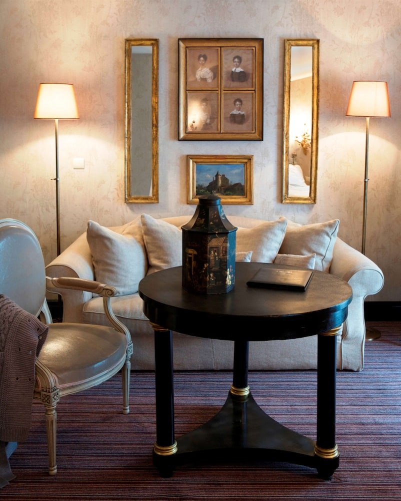 Hotel Chateaubriand 38/48