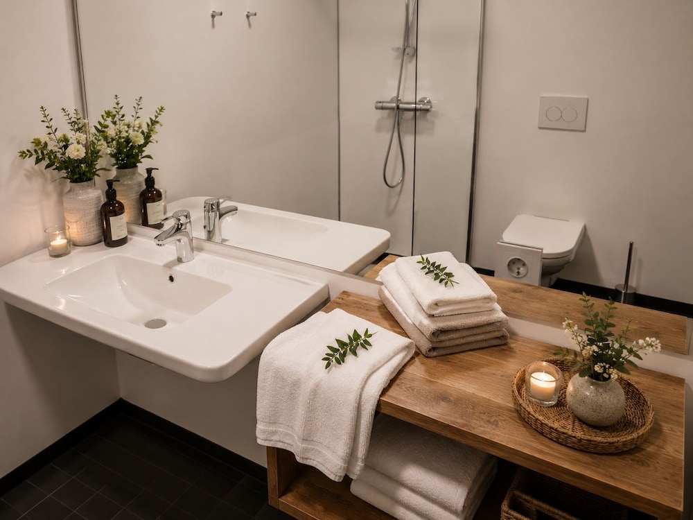 Design, Queen Bed, Yggdrasil Farmhotel Retreat, Spa & Yoga 5/5