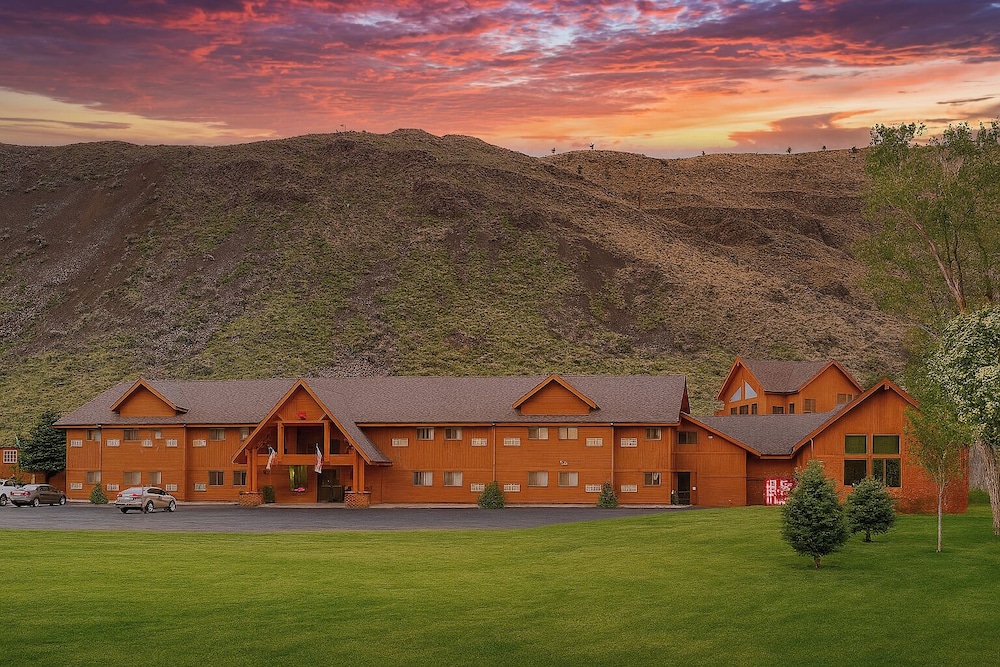 Yellowstone Village Inn and Suites 1/36