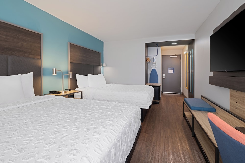 Room, 2 Queen Beds, Bathtub