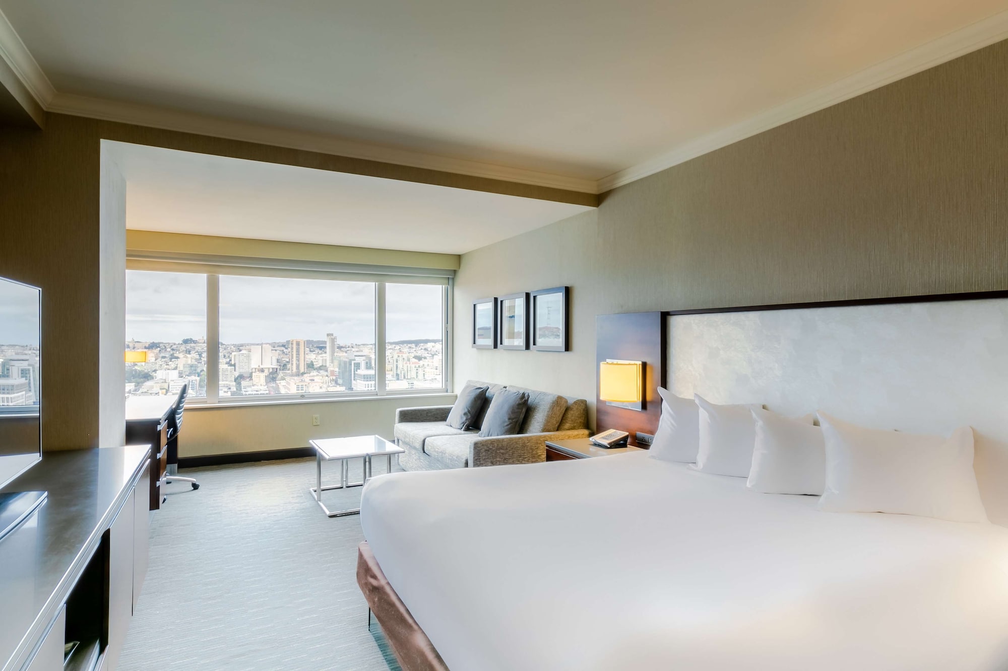 ROOM, KING BED, CITY VIEW