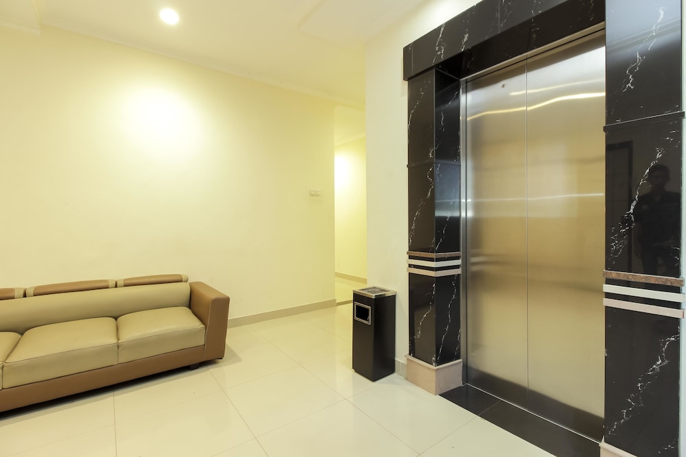 RedDoorz Plus @ Paal 2 Manado (RedDoorz - Elfah Hotel) 37/41