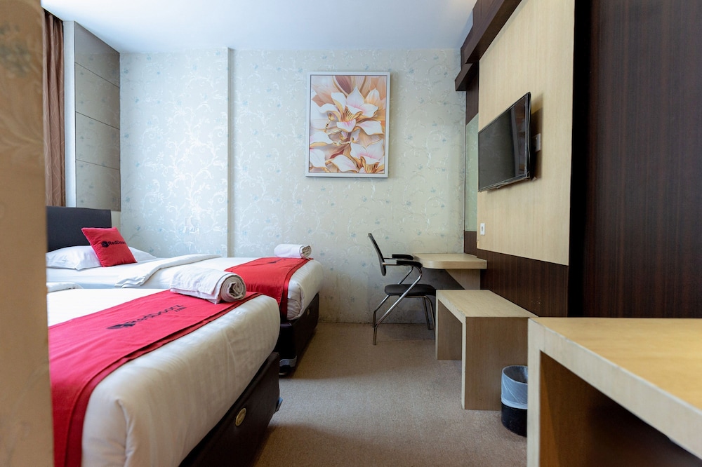 RedDoorz Premium near Grand Batam Mall 35/50