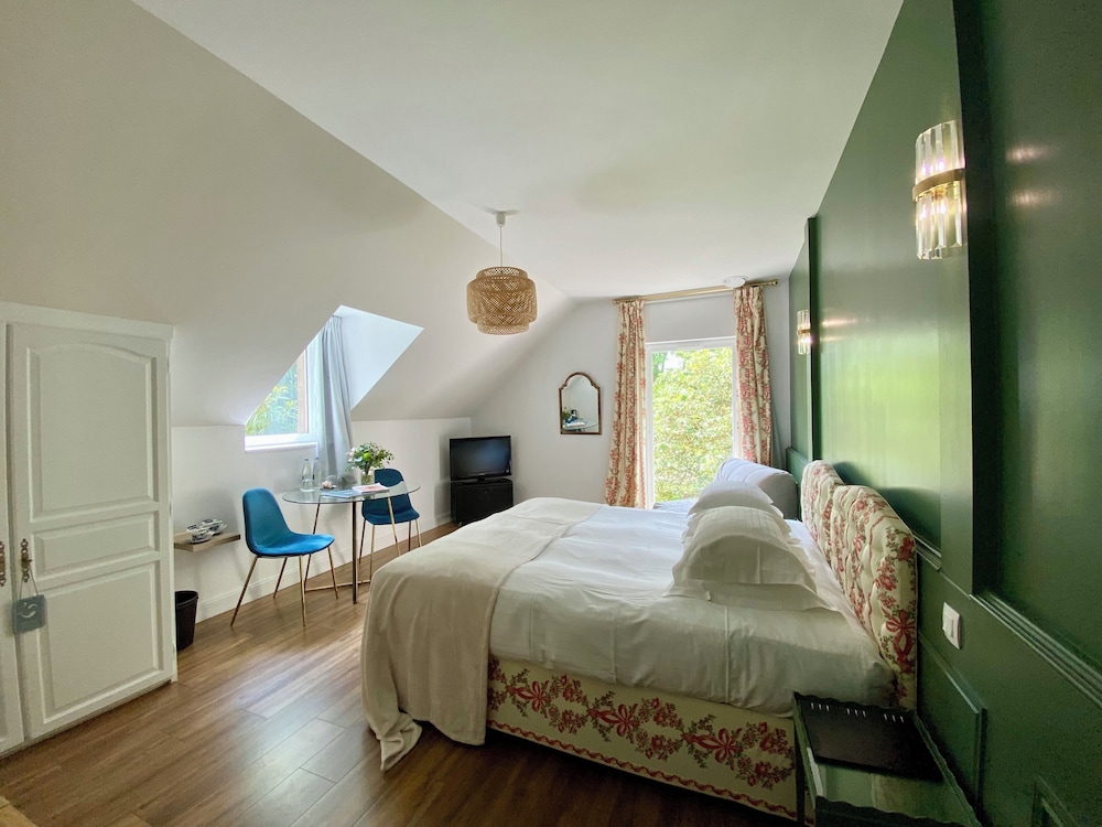 Chateau D'Apigne Rennes 12/50